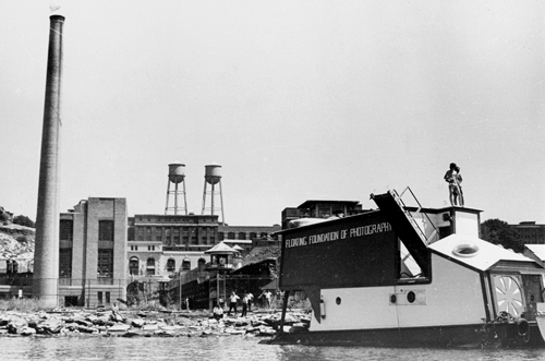 Floating Foundation of Photography Moored Off Sing Sing Prison, c. 1971©FFP Floating Foundation of Photography Moored Off Sing Sing Prison, c. 1971©FFP