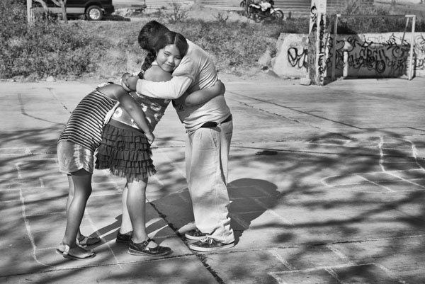 Abrazo de grupo ©Leslie Granda-Hill