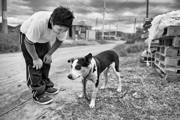 Jarod con un perro ©Leslie Granda-Hill