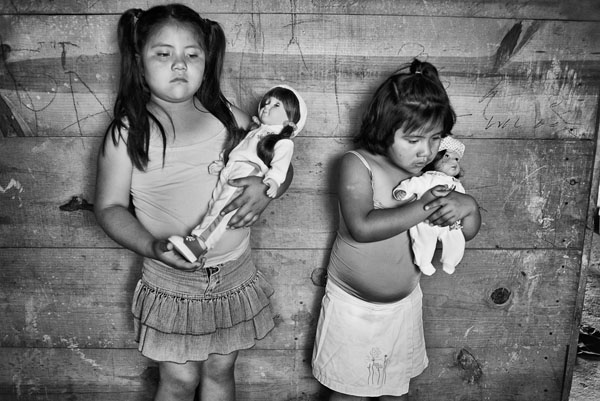 Ninas con sus muñecas ©Leslie Granda-Hill